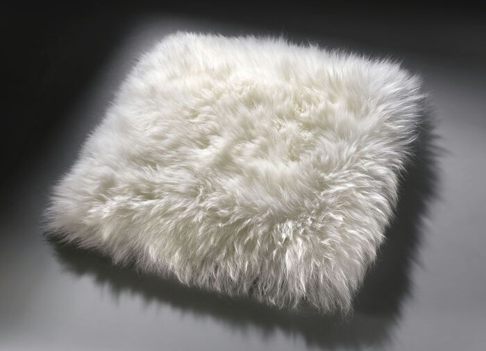 Merino-Lammfell-Sitzauflage in Tierform NATURWEISS
