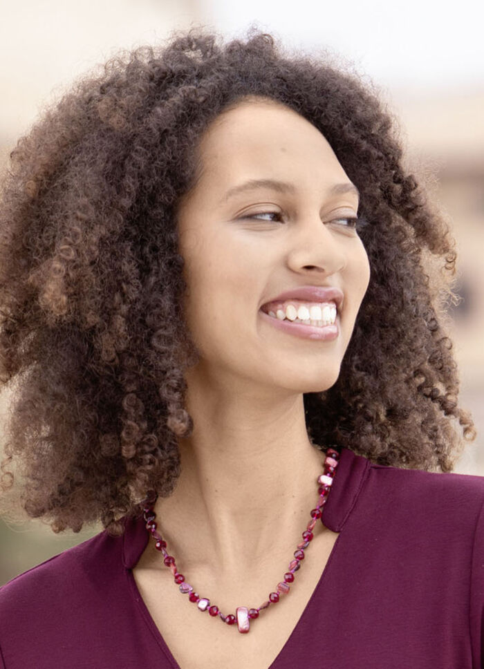 Muschel-Halskette mit facettierten Kristallsteinen 