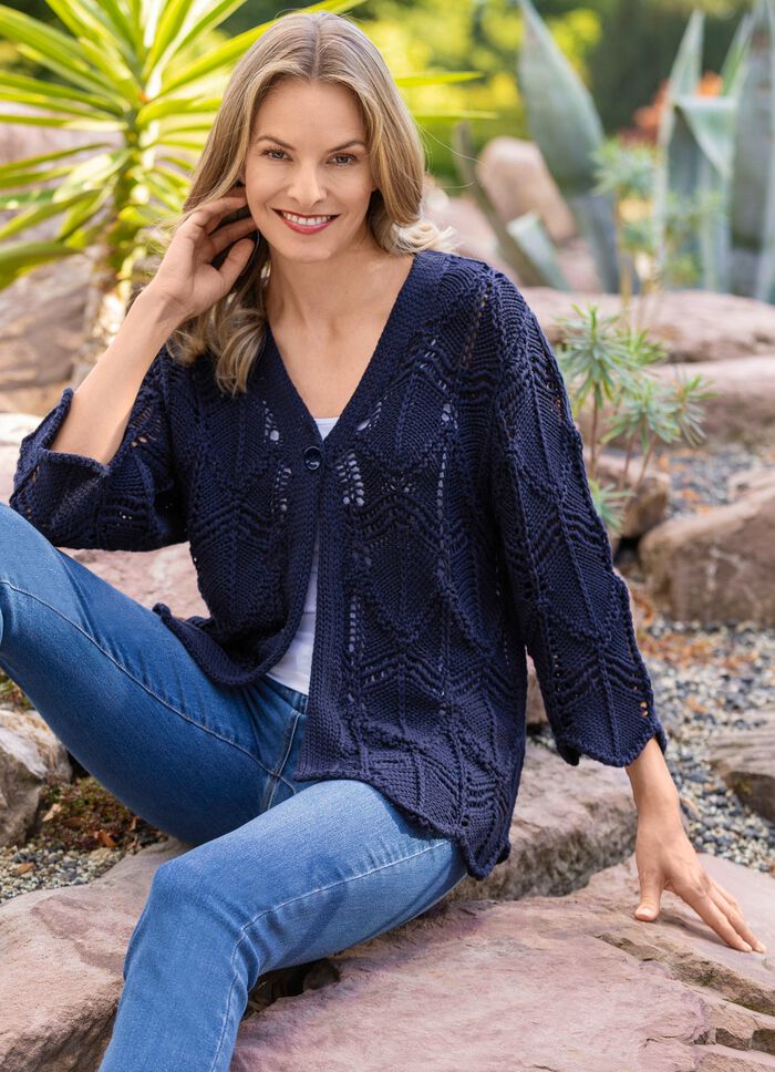 Strickjacke in effektvoller Häkeloptik 