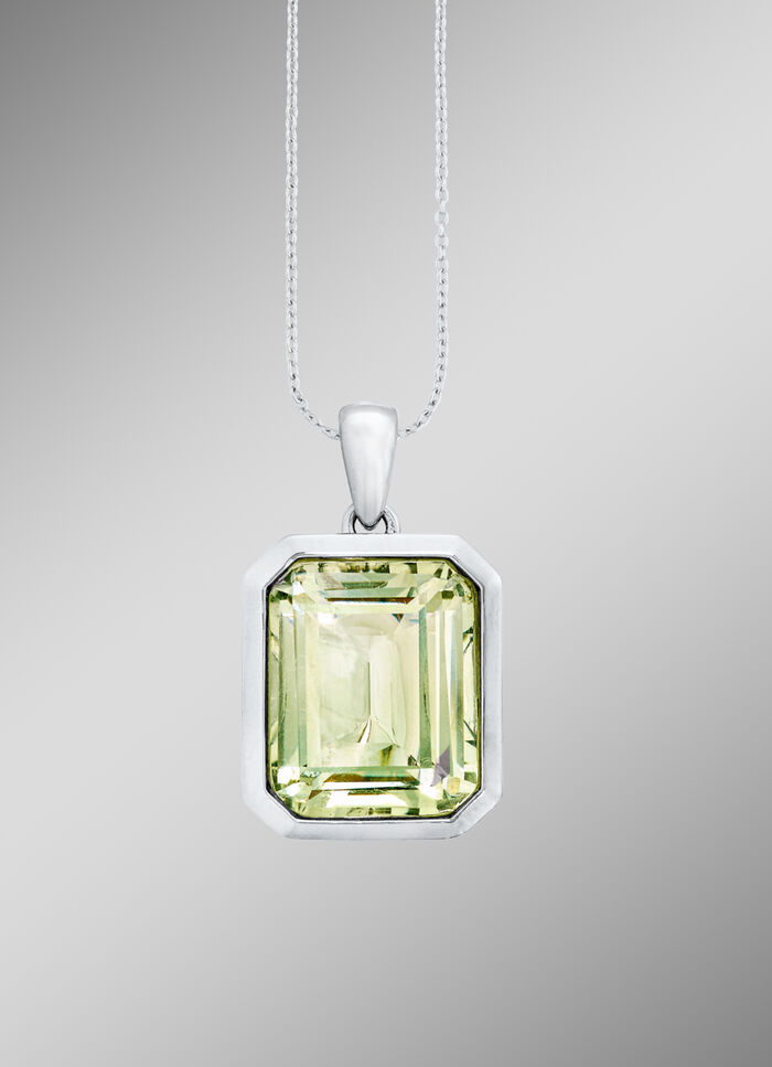 Effektvoller Anhänger mit echt grünem Amethyst 