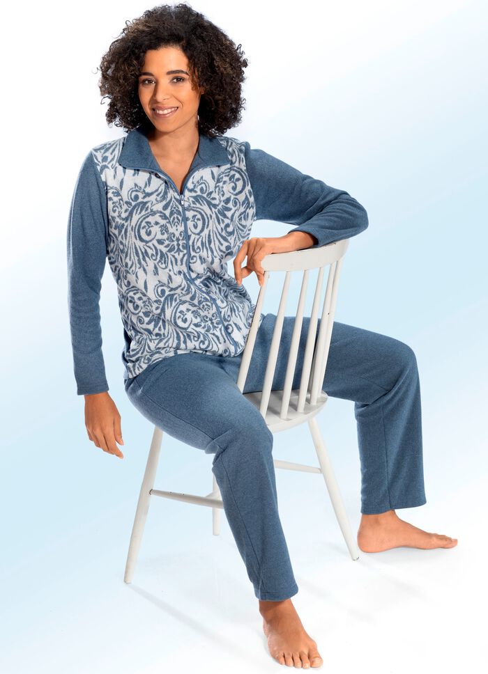 Hausanzug mit farblichem Einsatz 