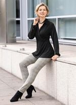 Raffiniertes Shirt mit Polokragen in 2 Farben 