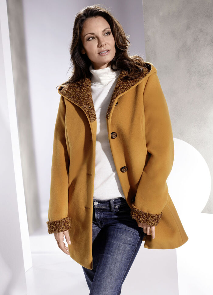 Jacke mit fester Kapuze 