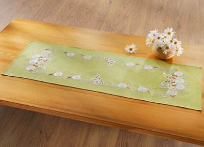 Tisch- und Raumdekoration mit gestickten Schmetterlingen und Blumen 