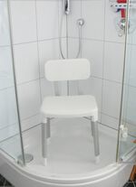 H&ouml;henverstellbarer Dusch-und Badestuhl 