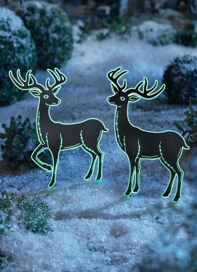 Nachtleuchtende Hirschsilhouetten aus Metall 