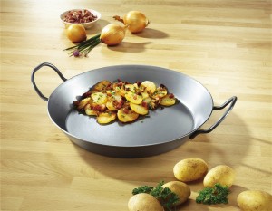 Eisenpfanne mit Bratkartoffeln