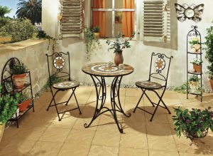 mediterrane Gartenmöbel mit handwerklich gearbeitetem Mosaik