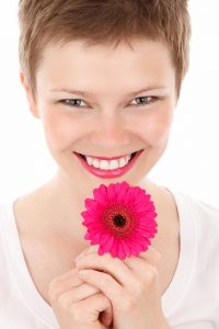 Frau mit rosa Blüte