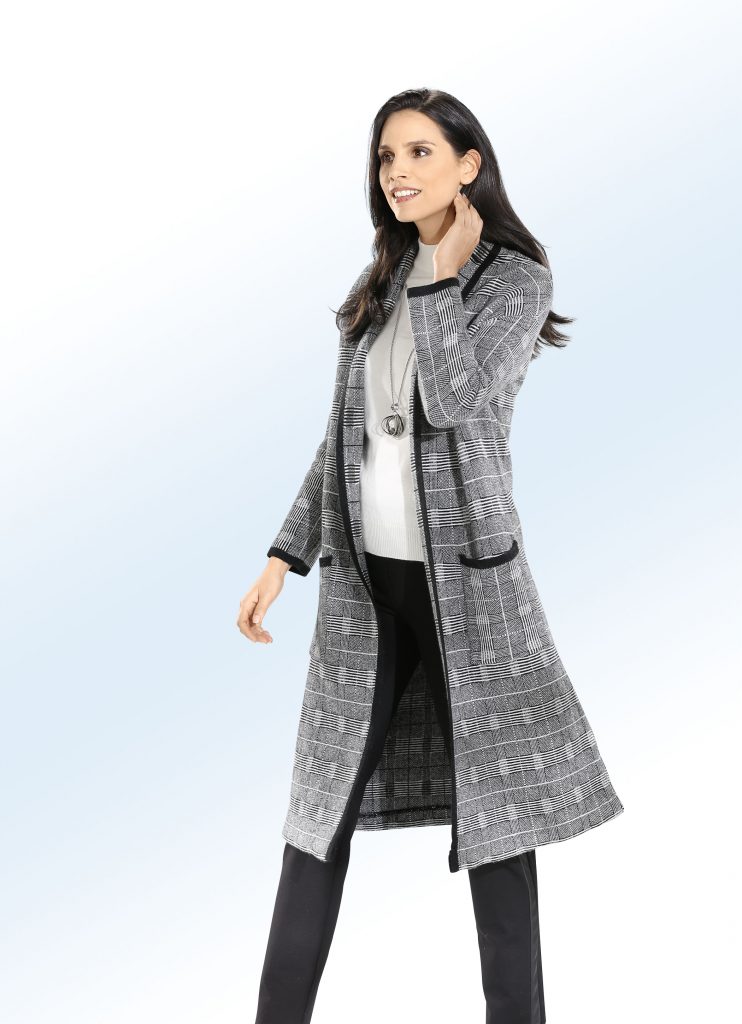 Long-Strickjacke in Karo-Dessin