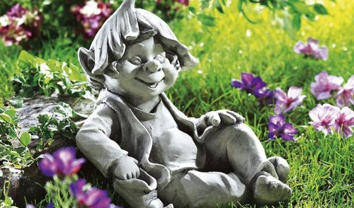 Wichtel sitzt im Garten