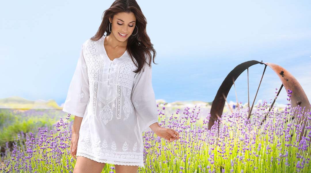 Frau in weißer Tunika im Lavendel-Feld