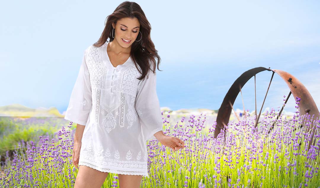 Frau in weißer Tunika im Lavendel-Feld
