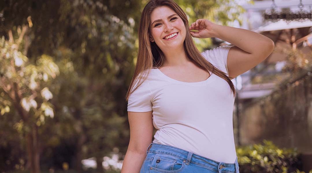 Frau mit weißem Shirt und Jeans