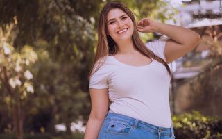 Frau mit weißem Shirt und Jeans