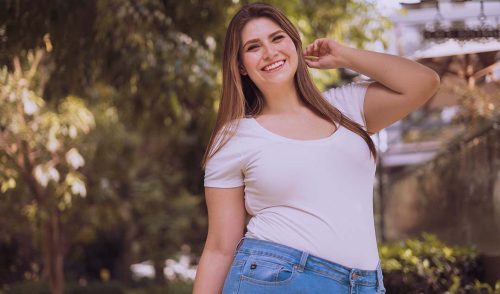 Frau mit weißem Shirt und Jeans