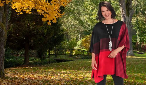 Frau im Poncho in rot schwarz