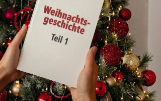 Weihnachtsbaum mit der Weihnachtsgeschichte