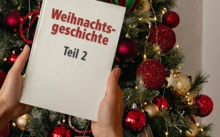 Weihnachtsbaum mit der Weihnachtsgeschichte