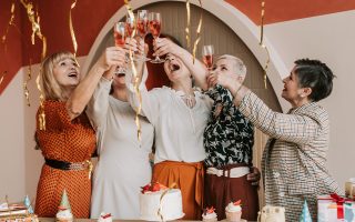 Frauen auf einem Geburtstag