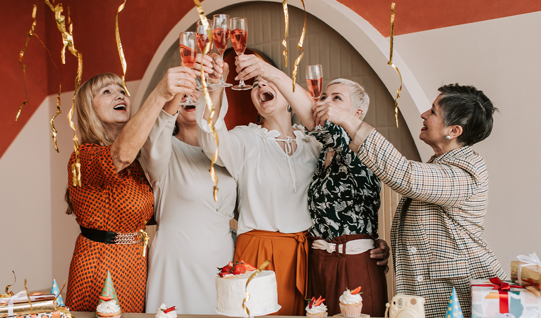 Frauen auf einem Geburtstag