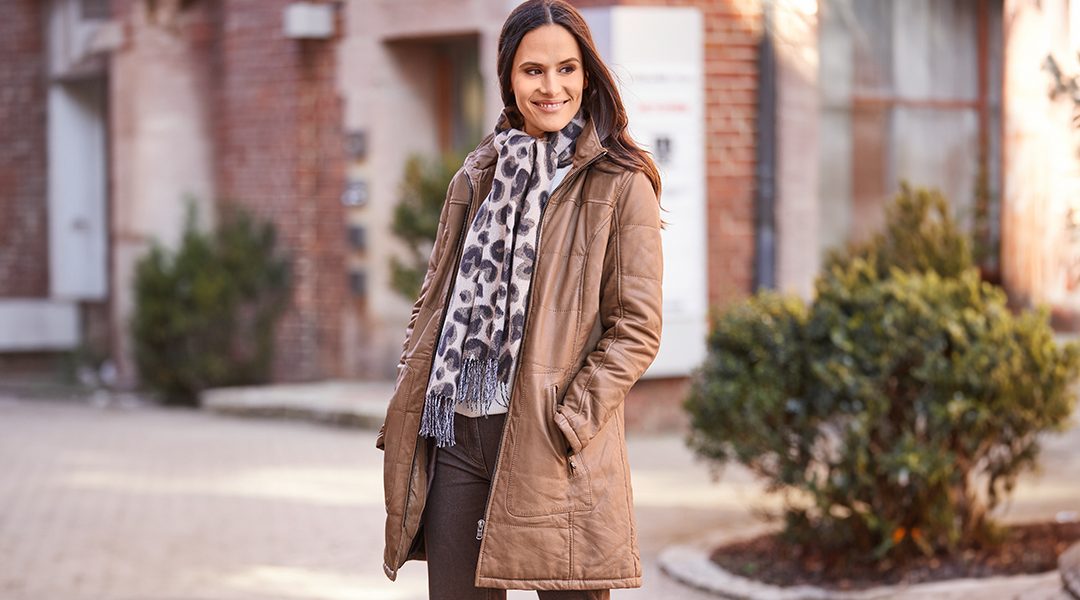Frau in brauner Jacke