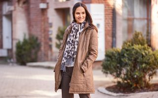 Frau in brauner Jacke