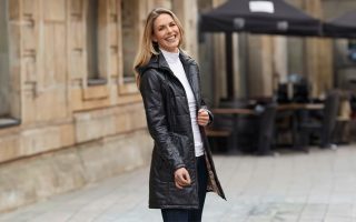 Frau in schwarzer Jacke