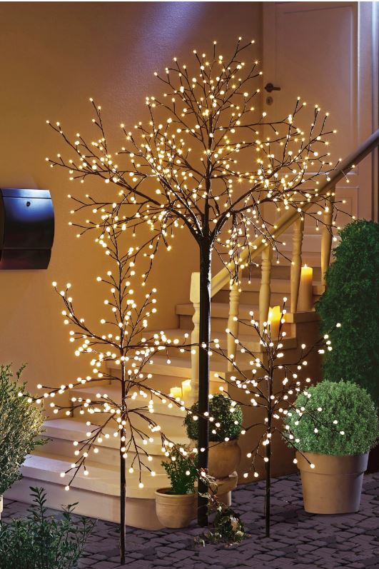 LED-Baum mit LED-Kugeln