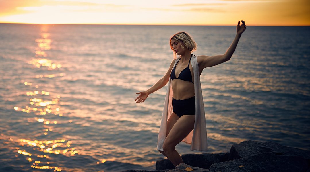 Frau mit Badekleidung im Meer