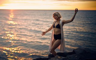 Frau mit Badekleidung im Meer