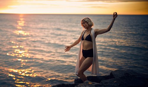 Frau mit Badekleidung im Meer