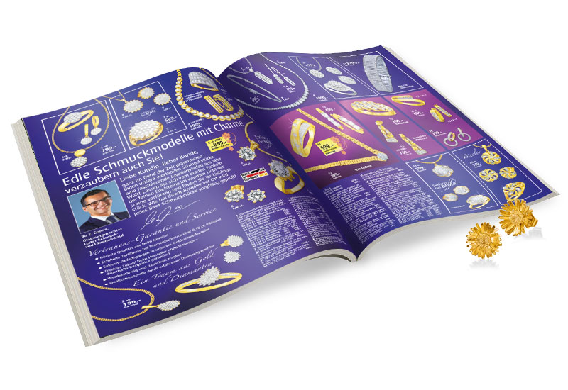 Aufgeschlagene BADER-Katalogseite mit Gold- und Brillantschmuck, ergänzt um zwei goldene Ohrstecker.t