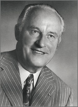 Schwarz-weiß-Porträt des Firmengründers Bruno Bader.